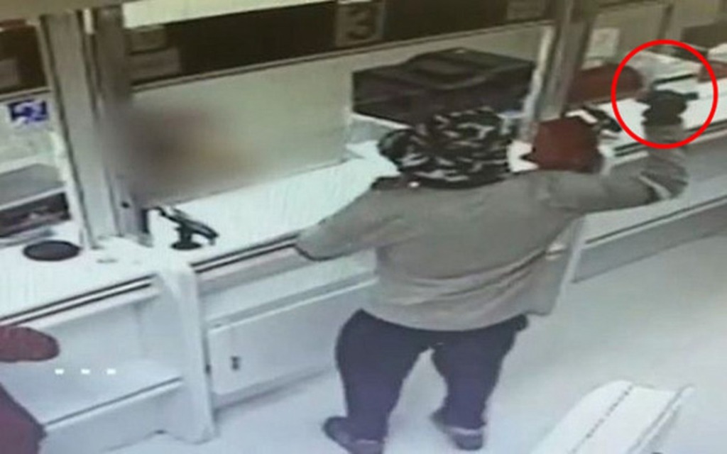 牛油果扮手榴彈 男子成功搶劫兩銀行