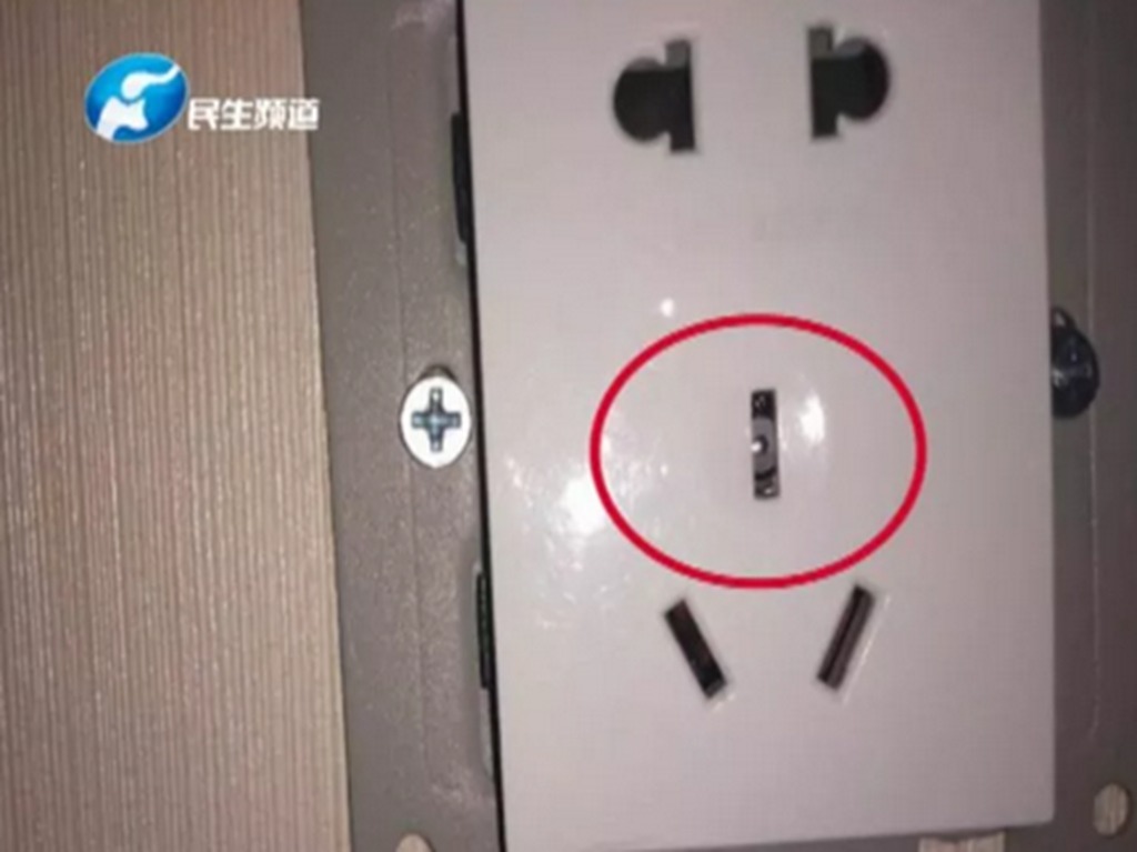 情侶入住酒店發現電插座藏針孔鏡頭 負責人竟指 8 成地方都有偷拍