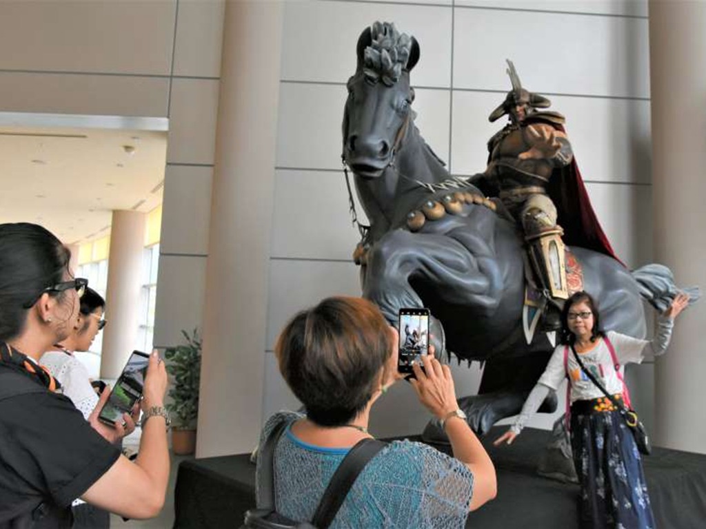 「北斗之拳」拳王連坐騎黑王號現身 日媒指香港遊客一見即興奮合照