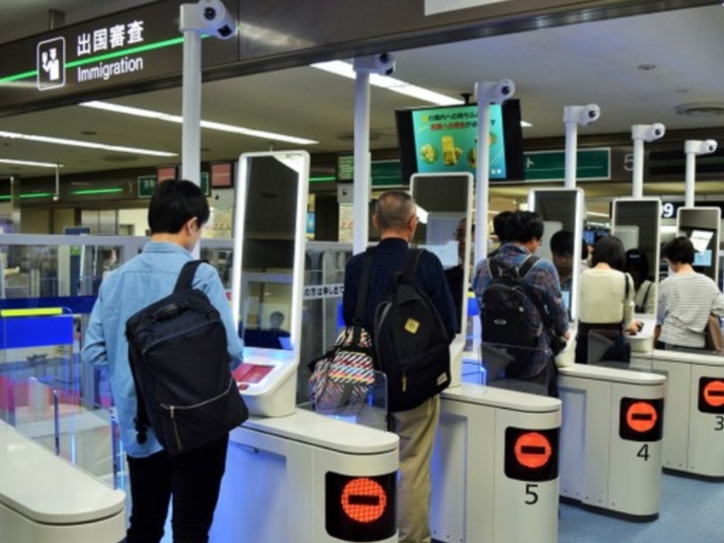 遊日本可用「臉部認證閘門」10 秒過關？日本七大機場 8 月啟用