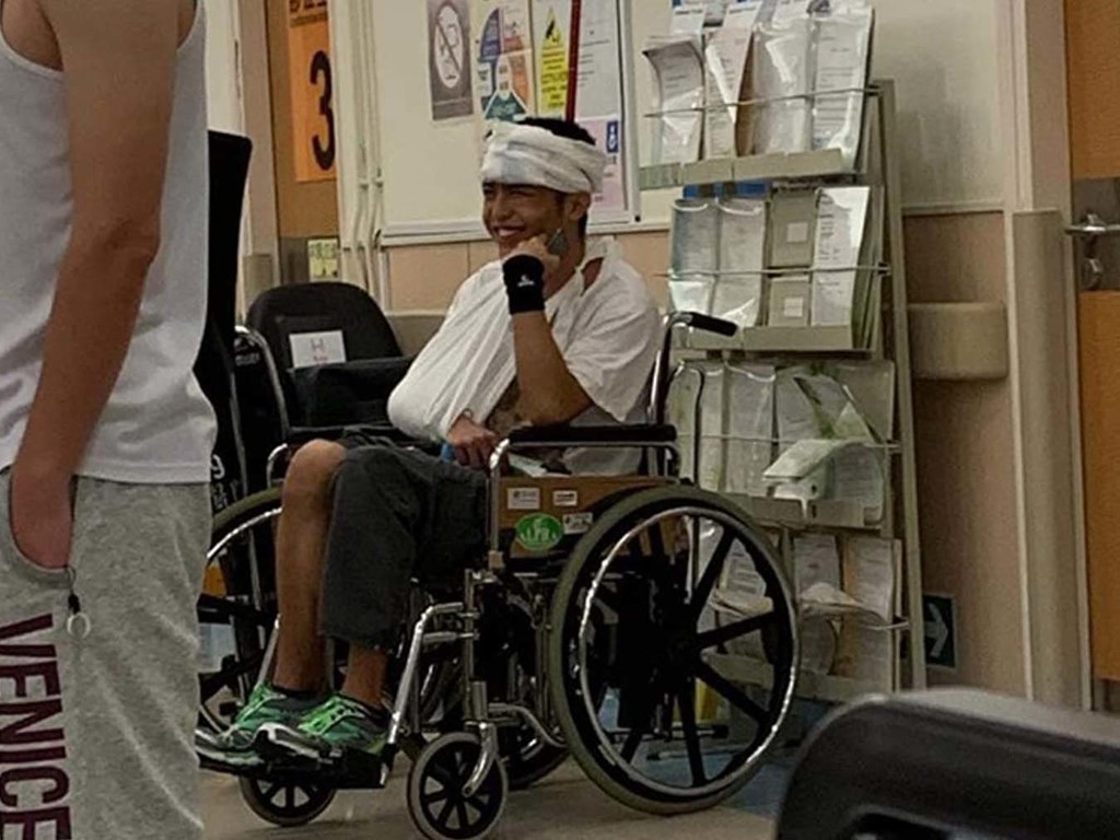 劉馬車疑被打送院包紮坐輪椅 網民：好治癒