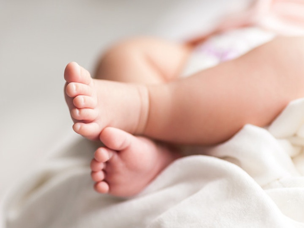 爺爺為面子餵滿月孫子喝酒  男嬰酒精過敏慘死