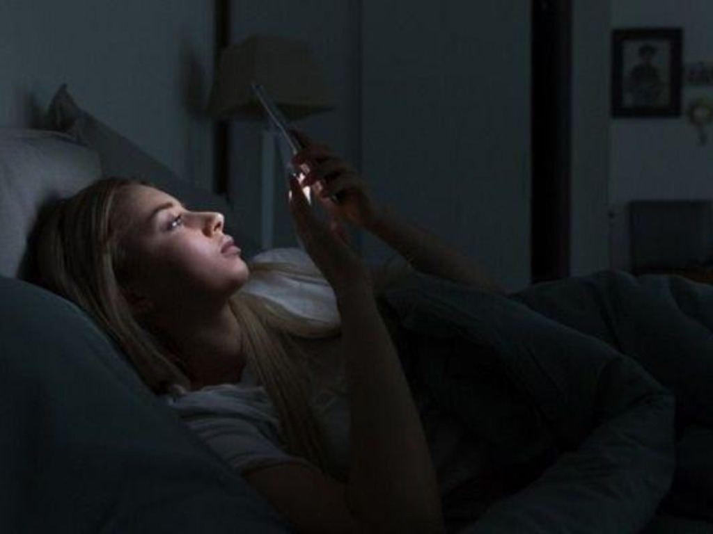 美國大學研究指半夜用手機檢查時間不影響睡眠