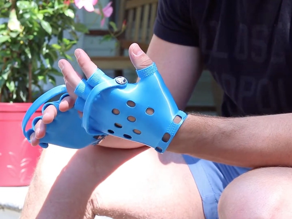 3D Print 自製「Crocs 手套」 植入標誌圓洞及搭帶