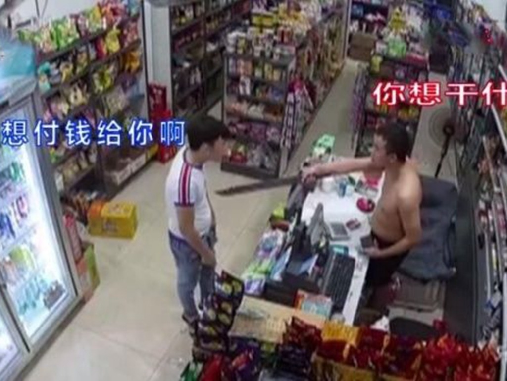 持生果刀打劫便利店 老闆反拿出半米長開山刀嚇退劫匪