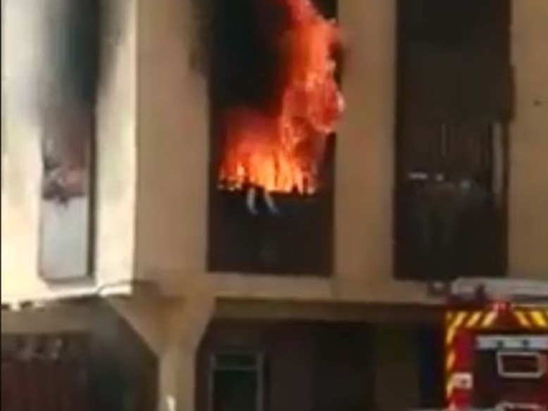 【恐怖慎入】手機充電器爆炸起火！女童被卡在鐵窗活活燒死