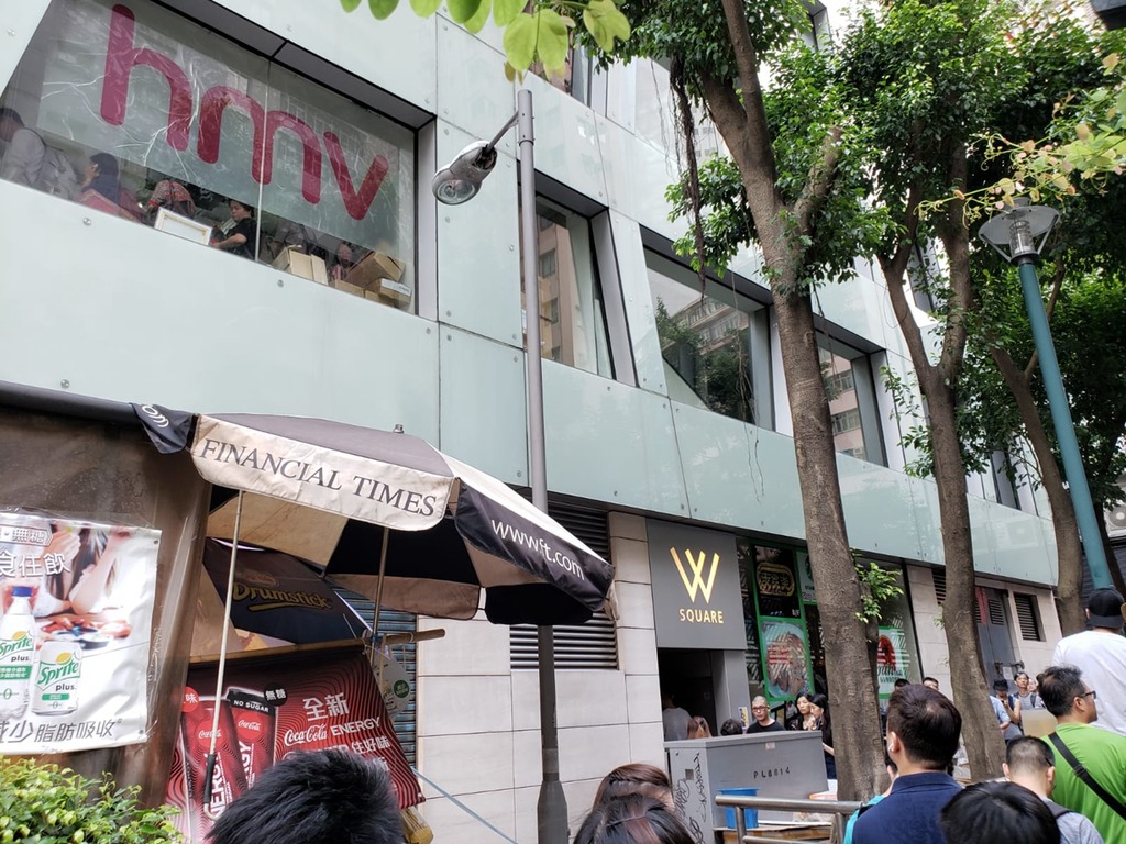 【直擊圖輯】HMV 清盤開倉傾銷 玩具耳機遊戲碟樣樣有（下集）