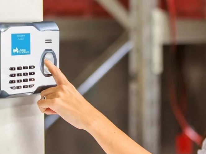 上班 23 天騙兩年薪酬?靠丈夫私通公司被捕