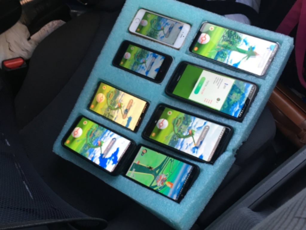 以為公路壞車？美國男子停車開 8 手機玩 Pokemon Go