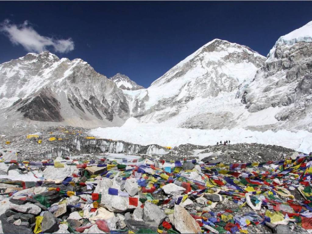 珠峰登山者遺 10 噸垃圾在山上！官方 2020 年起禁用一次性塑膠製品