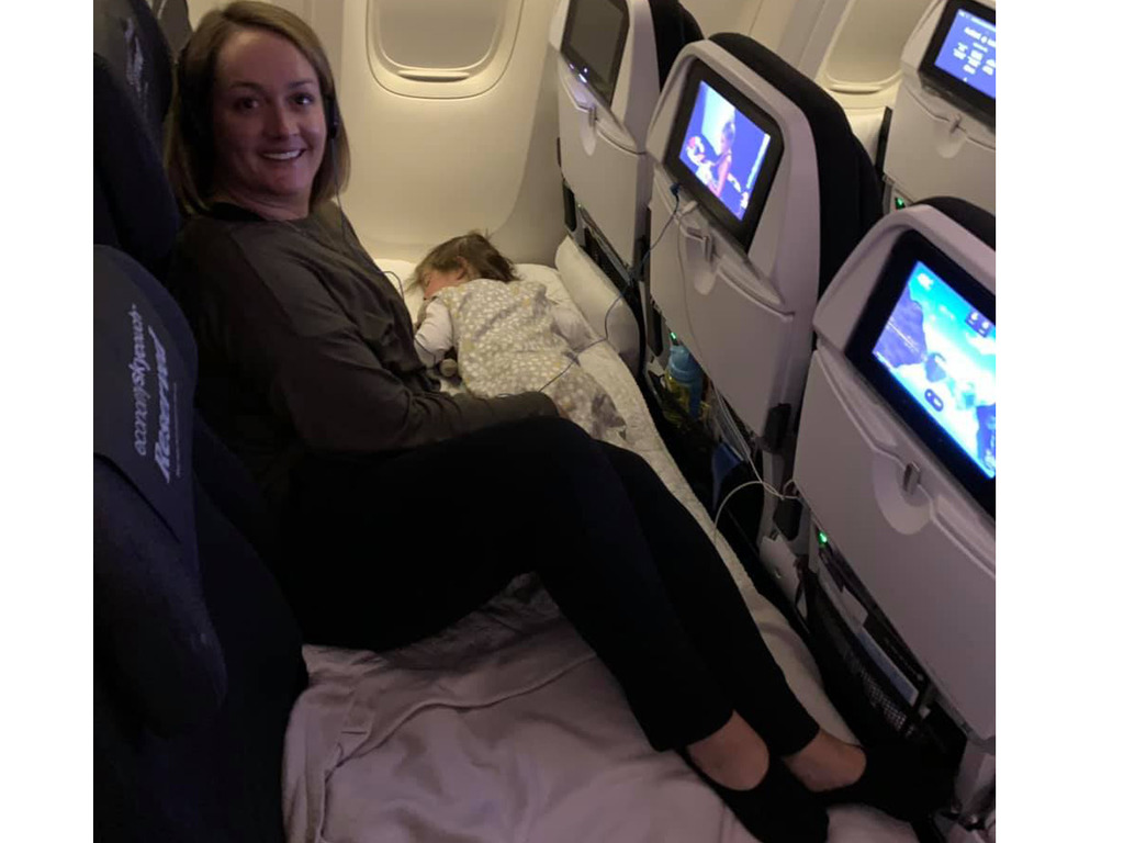 搭飛機包三連座位自製空中梳化床 只加 HK$1053 效果媲美商務艙