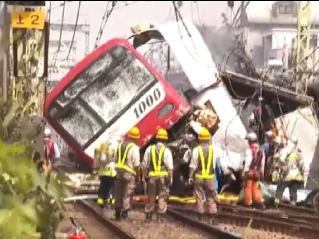 日本橫濱京急線列車撞貨車出軌！至少 1 死 34 傷