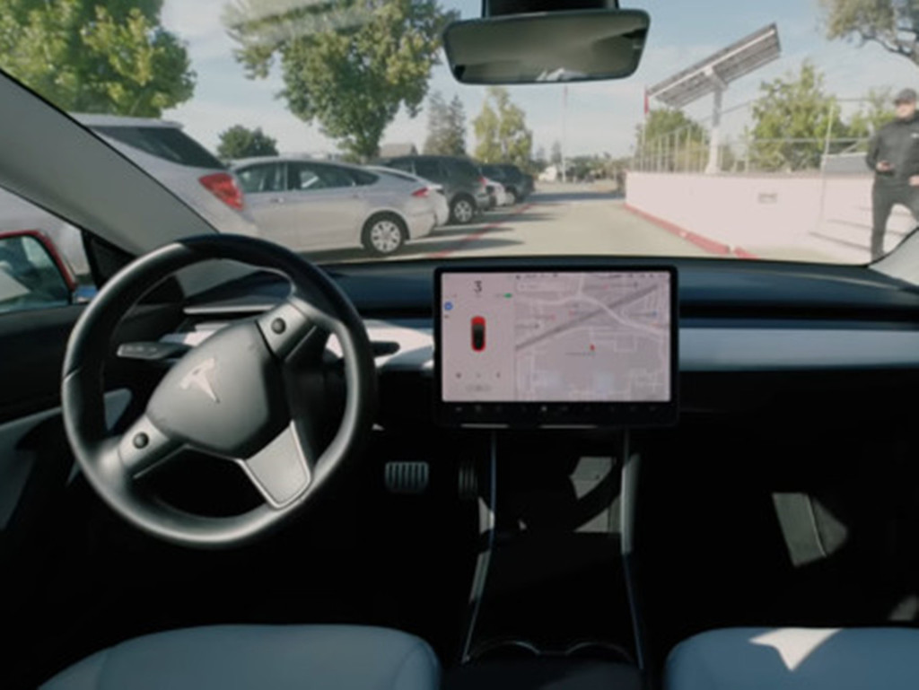 【e＋車路事】Tesla 推新功能 Smart Summon 「召喚」電動車屢傳險象