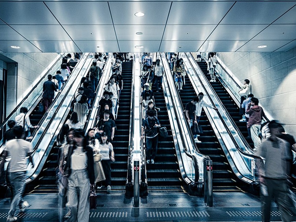 東京鐵路搭扶手電梯推「並排站立」  舒緩奧運人潮