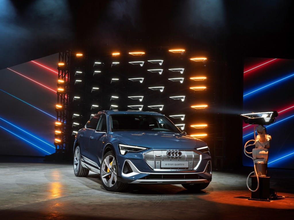 【e＋車路事】Audi e-tron Sportback 電動車現身  新頭燈組合識投影動畫