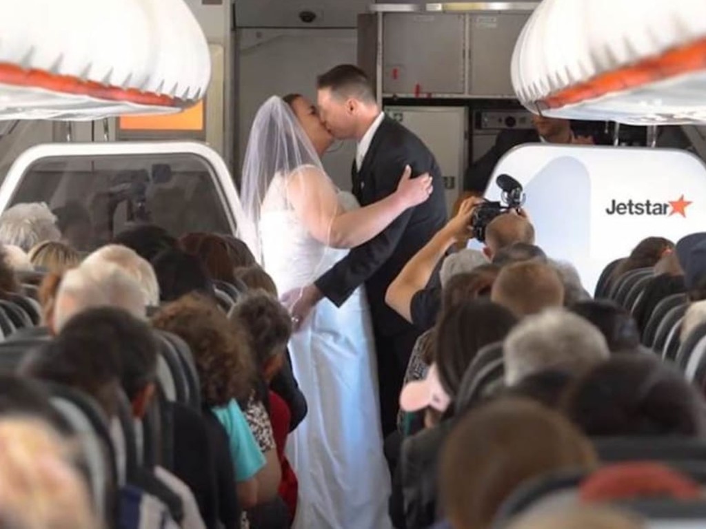 【有片睇】玩電腦遊戲 Airport City 結緣 首對在航機上結婚的新人