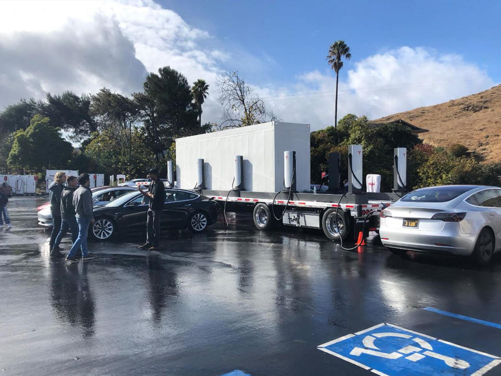 【e＋車路事】Tesla 推出流動充電站？車用巨型尿袋周街走