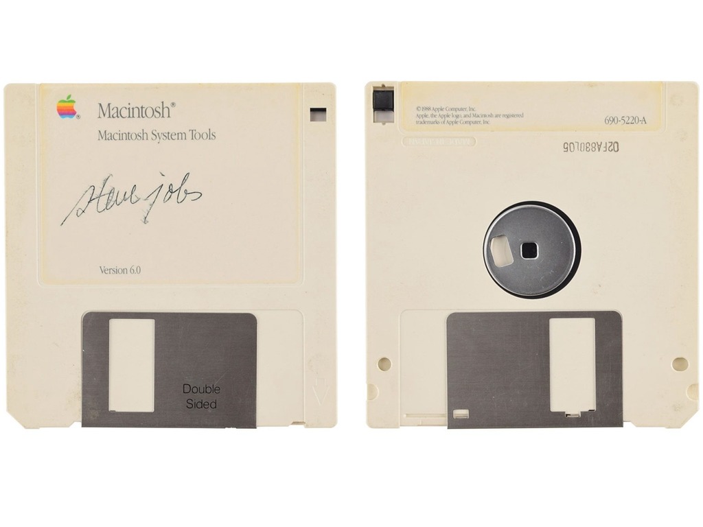 【集體回憶】Steve Jobs 簽名 3.5 吋磁碟拍賣 還記得老翻盛行年代的 floppy 嗎？
