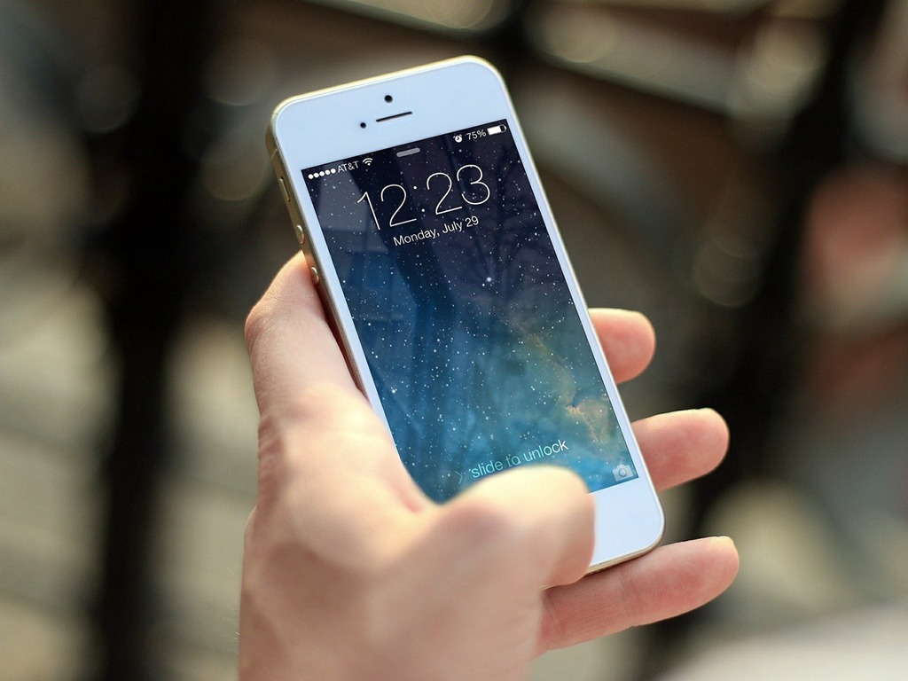 女大學生遺失手機往警署認領被要求解鎖 Unlock 後桌布畫面令人嚇一嚇