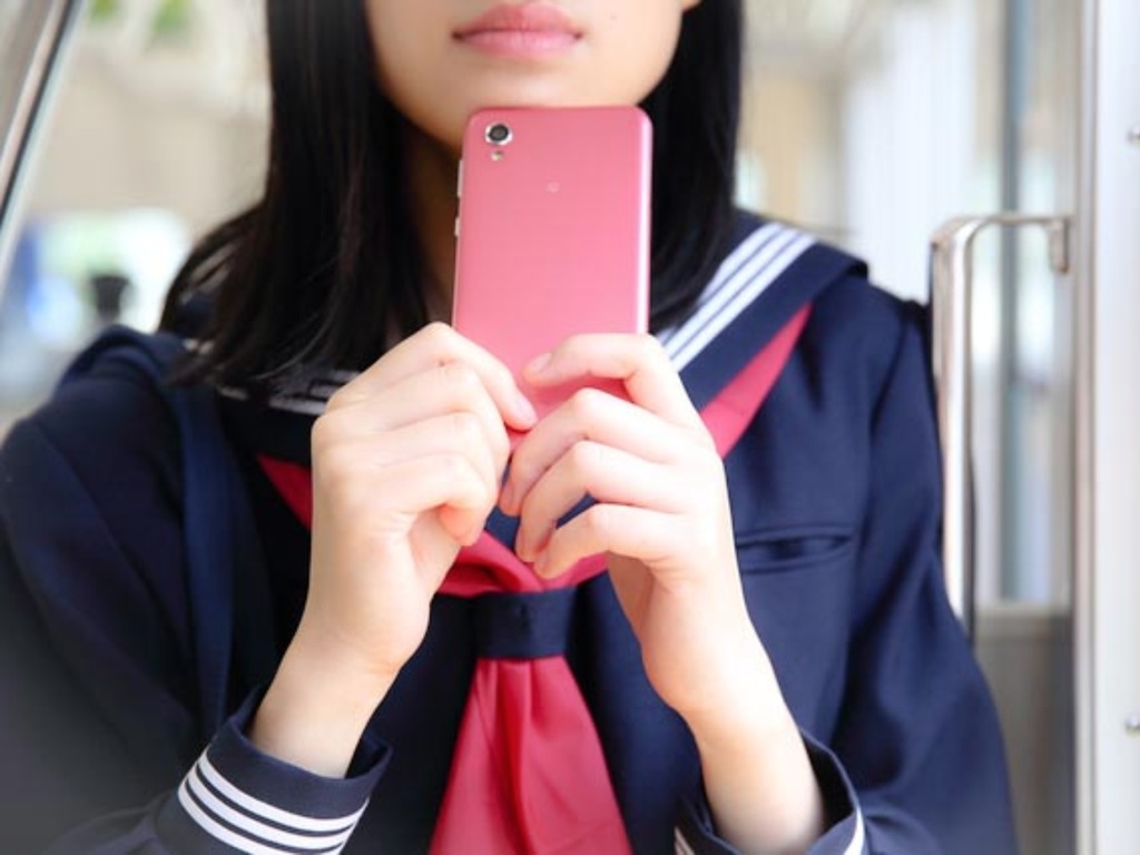 日本調查揭青少年上網成癮問題嚴重  逾 3 成人花 4 小時上網