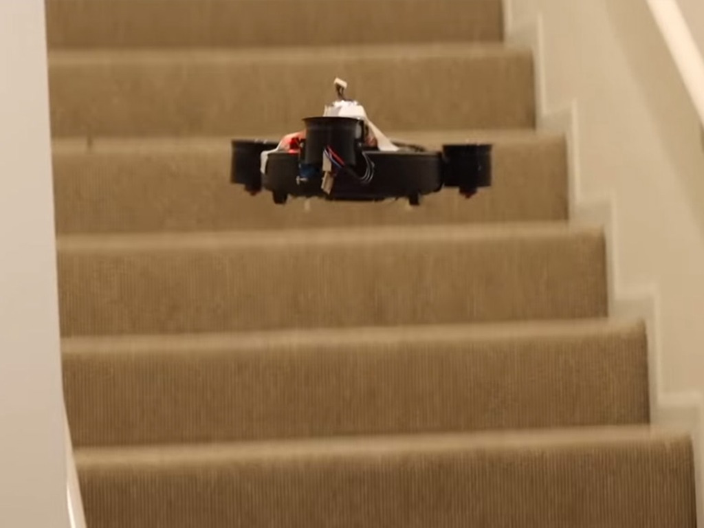 工程師製作識飛掃地機械人  突破地形限制可上樓梯