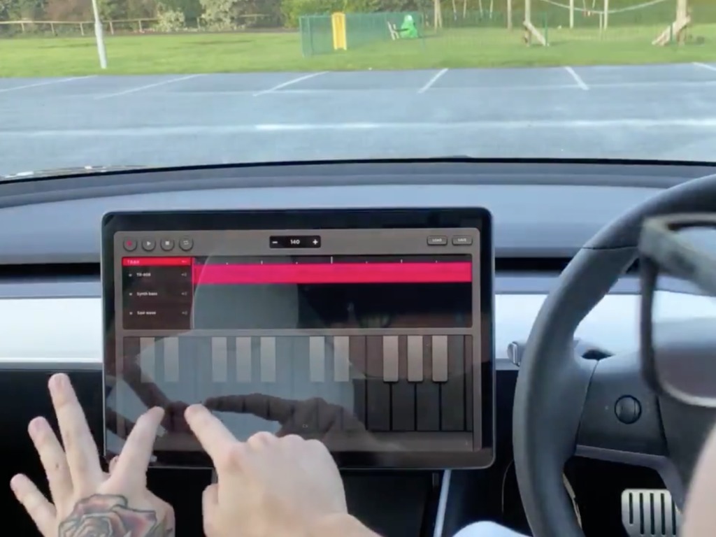 【e＋車路事】Tesla 電動車引入 Apple GarageBand？觸控屏幕化身鋼琴彈音樂
