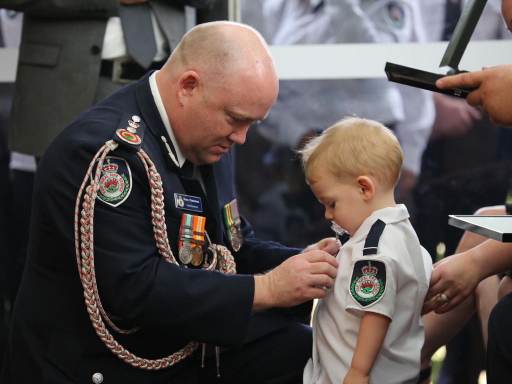澳洲山火消防員殉職  19 月大兒子咬奶嘴代父領勳章【有洋蔥】