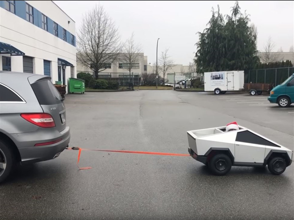 【e＋車路事】爸爸認真製作 Tesla Cybertruck 山寨版玩具  竟可拖動真平治 R-Class
