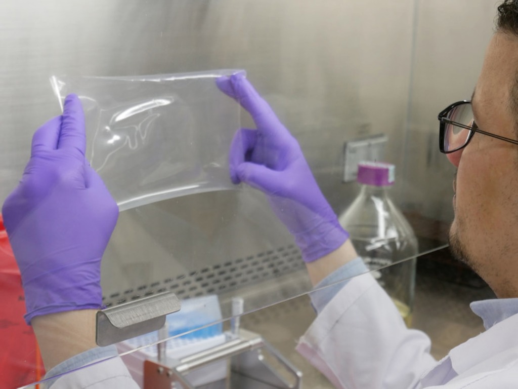 美國大學研發「進化版保鮮紙」  冷藏食物 28 天仍可抗菌？