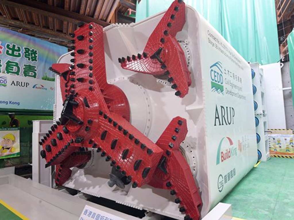 土拓署首部矩形隧道鑽挖機  可 24 小時運作．比人手挖掘快 1 倍