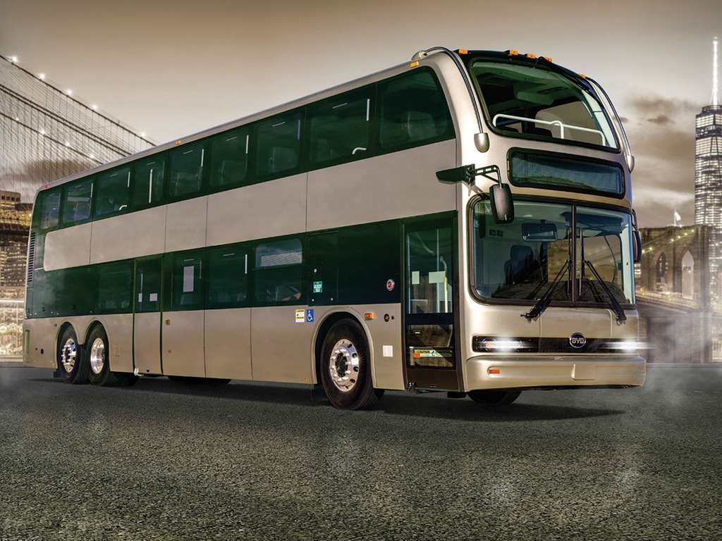 比亞迪展出最大電動雙層巴士 續航力可達 370 公里