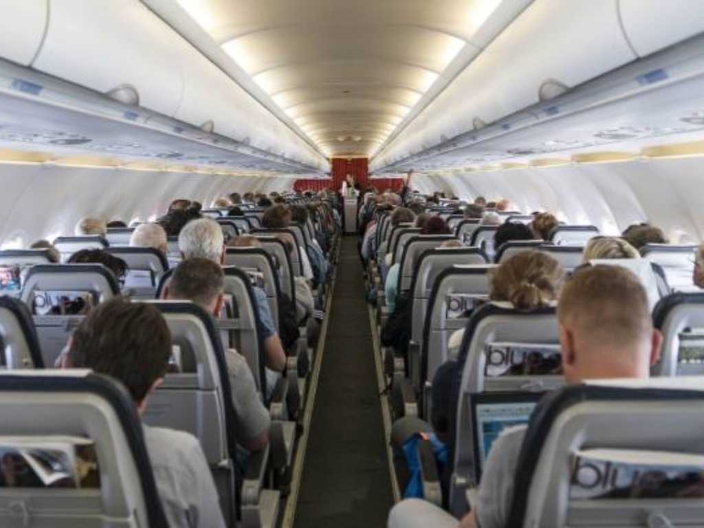 【新冠肺炎】飛機靠窗座位最安全？《國家地理雜誌》指空中服務員平均播毒予 4.6 人