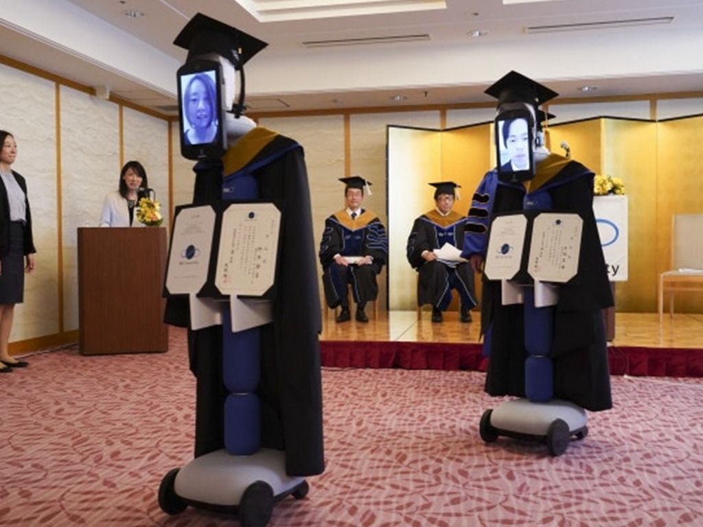 【新冠肺炎】疫情下日本大學藉機械人搞畢業禮  怎麼愈看愈心寒？