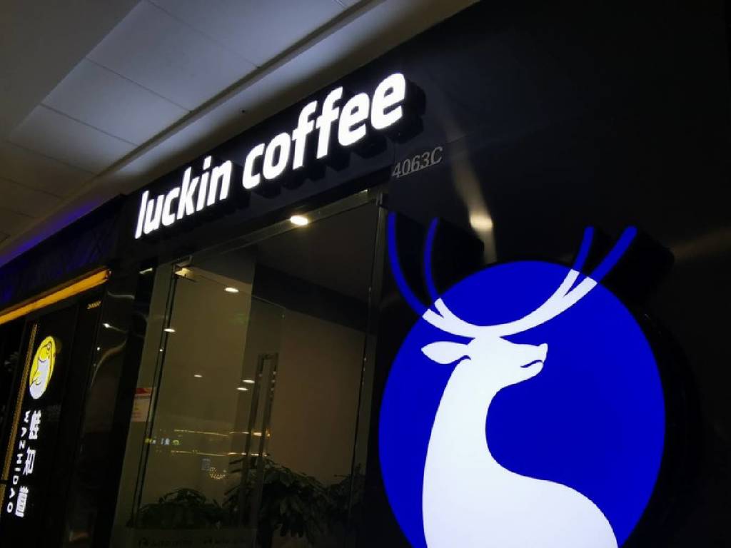 「中國 Starbucks」瑞幸咖啡自爆造假數！涉款 22 億股價急瀉 8 成