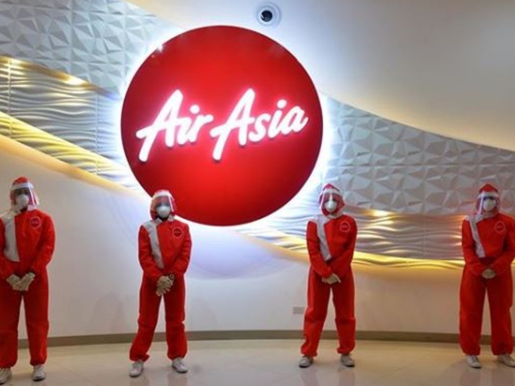 【新冠肺炎】Air Asia 為復航做準備  空姐制服變特製連身保護衣