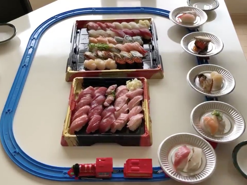 【留家抗疫】日本網友自製「迴轉壽司」 火車玩具套裝新玩法（有片睇）
