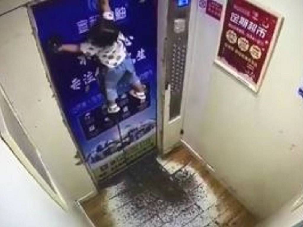 中國「遛娃神器」引發驚險意外！女童被扯起懸掛電梯門後