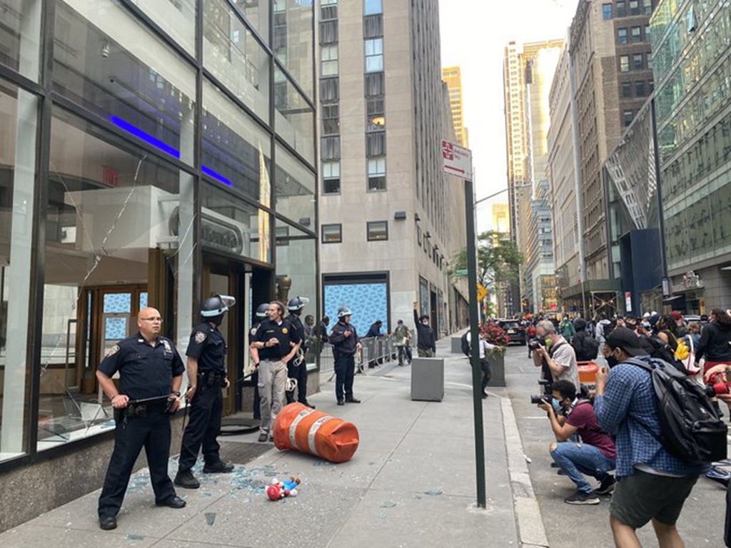 任天堂紐約旗艦店遭破壞險被洗劫  Mario 躺在碎玻璃上