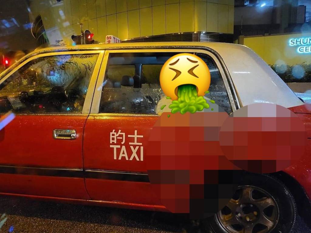 的士乘客精準嘔落車窗車身間！網民問：收唔收洗車錢好？