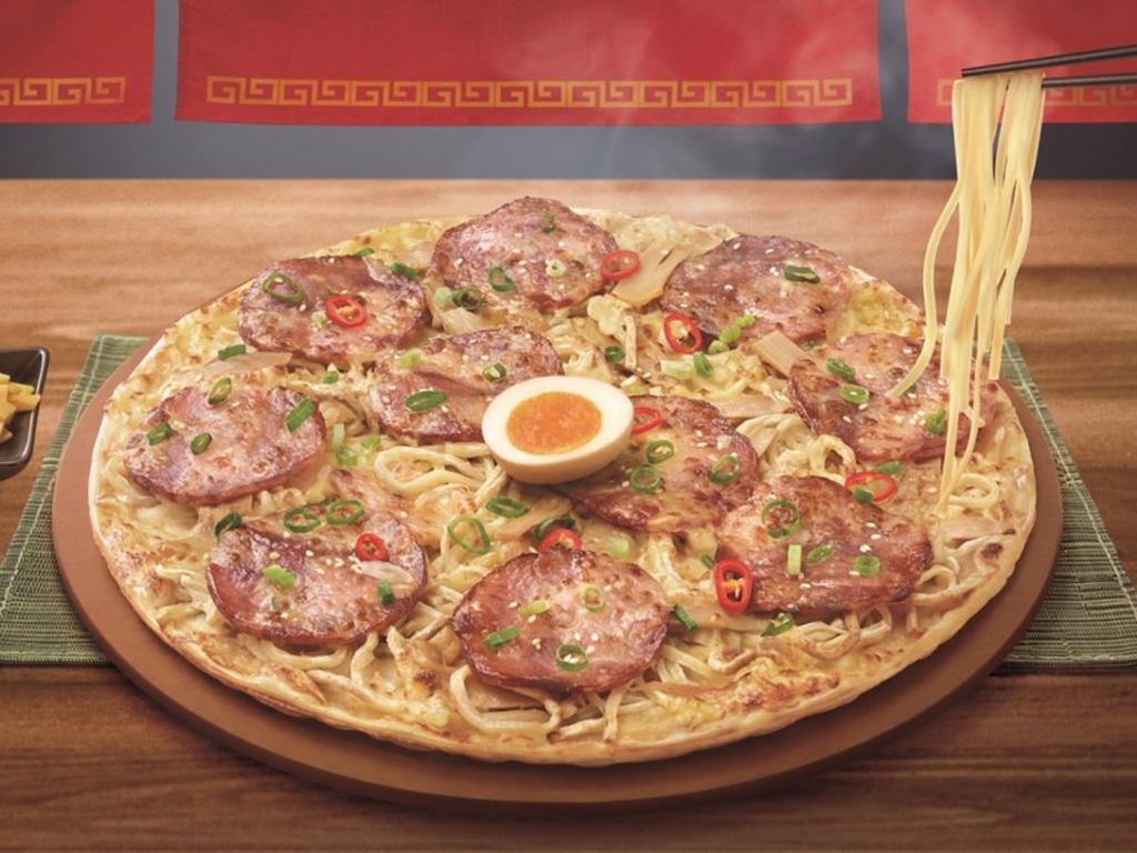 Pizza Hut 學「明將」惡搞食物？聯乘麵屋武藏推限定新品「一口入魂拉麵薄餅」