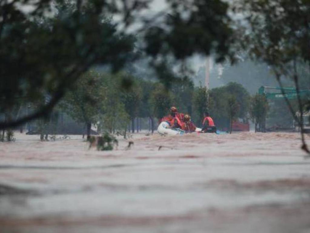 内地「潑水式暴雨」致多條河水位超警戒！上海亦需全面戒備