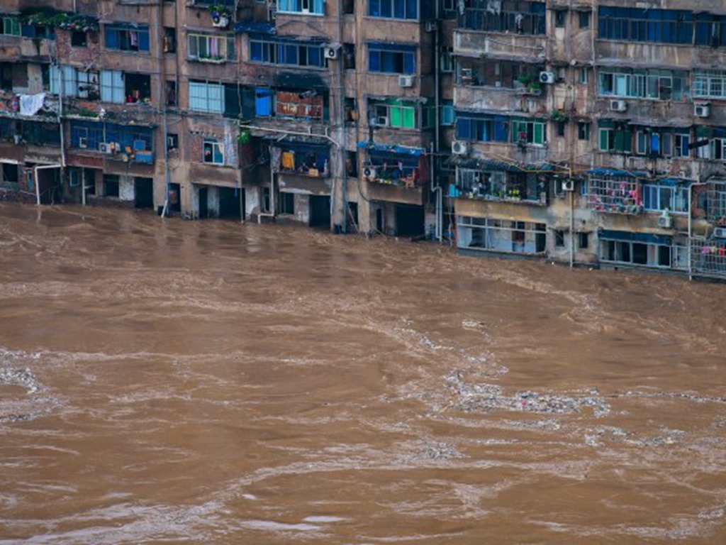 長江中下游超警戒水位 武漢遇暴雨變「汪洋」