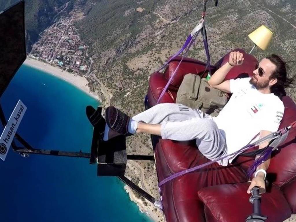 玩命 YouTuber 坐沙發玩滑翔傘！沒有安全措施只為賺點擊？【有片睇】