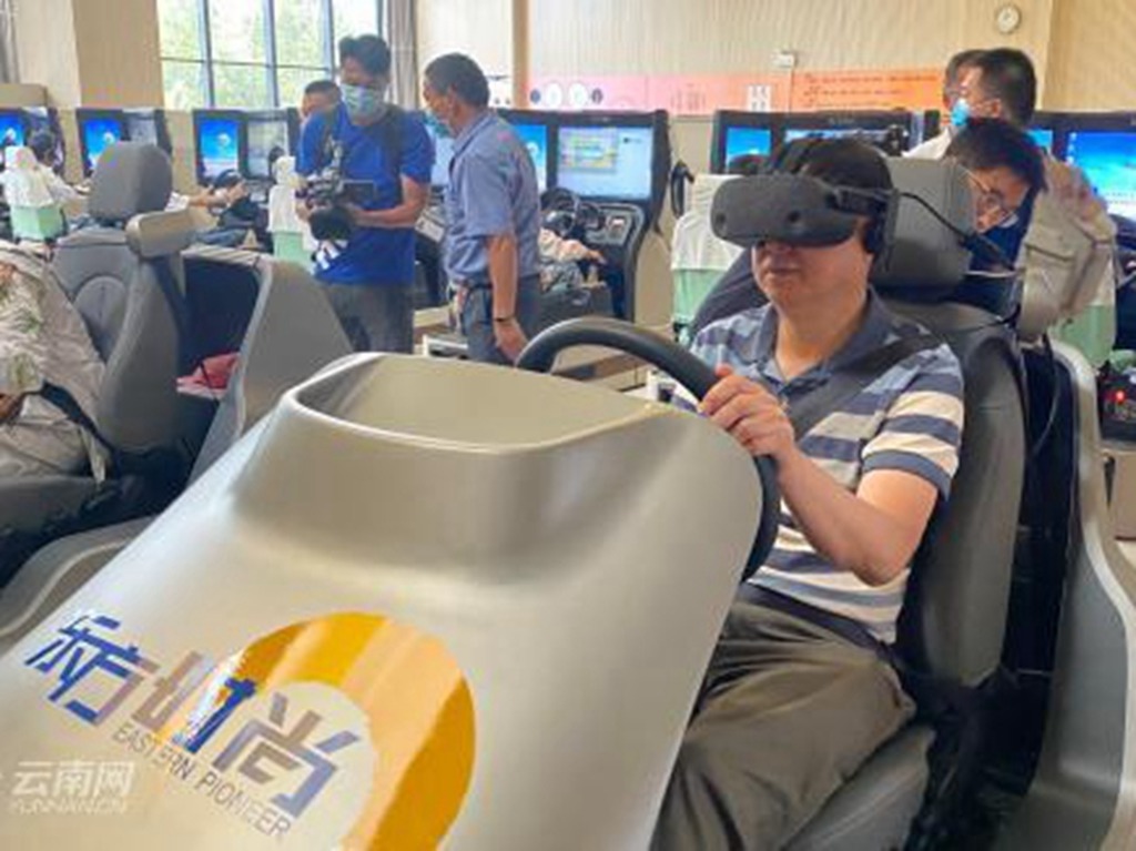 學車不用師傅？疫情下雲南推 VR「全智能化駕駛培訓」