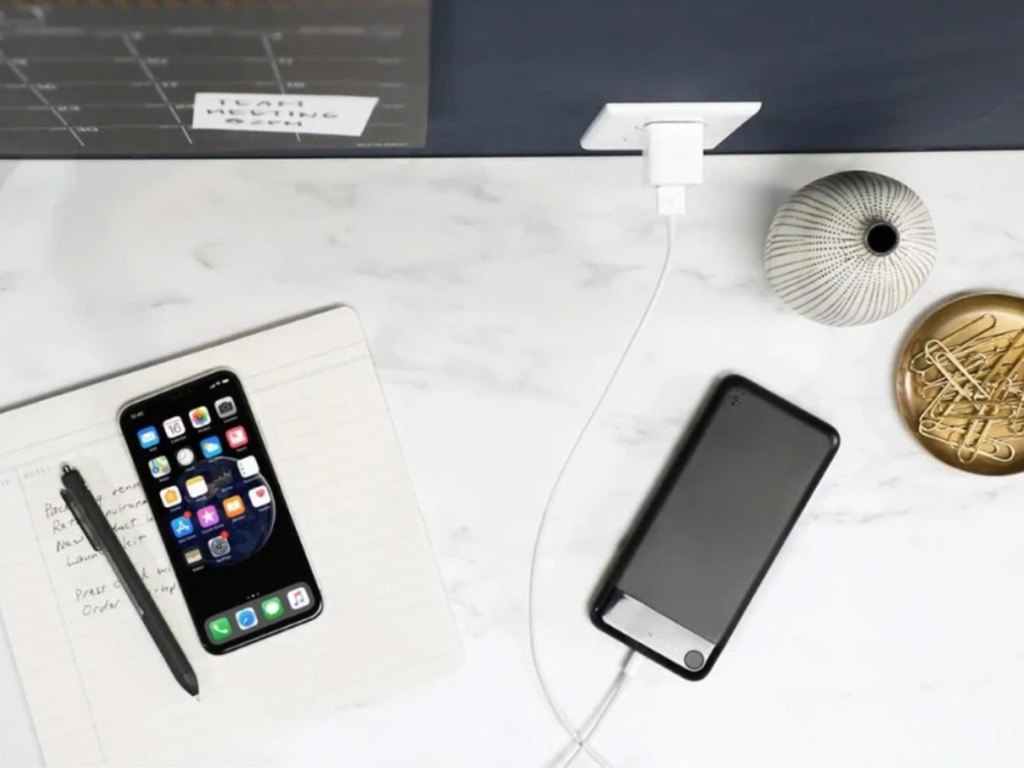 $99 筍價買 MFi 認證 iPhone 用流動電池 一條 Lightning 線兩邊用