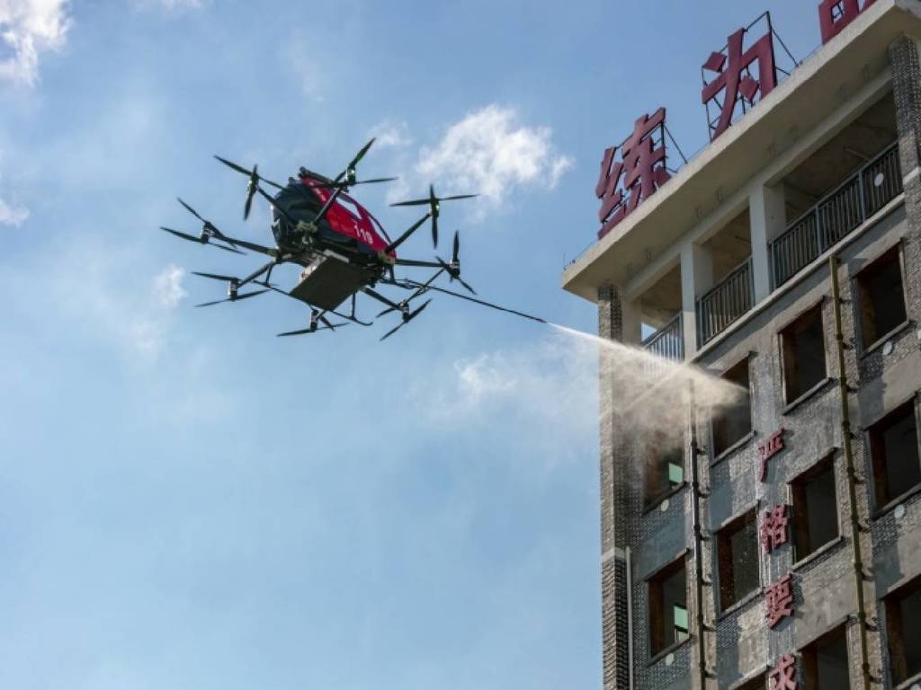 中國消防救火無人機登場！輕鬆到達高層破窗滅火