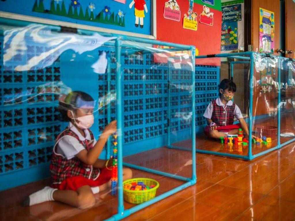 【新冠肺炎】泰國學校採超嚴格社交距離措施！一人一個「透明籠」