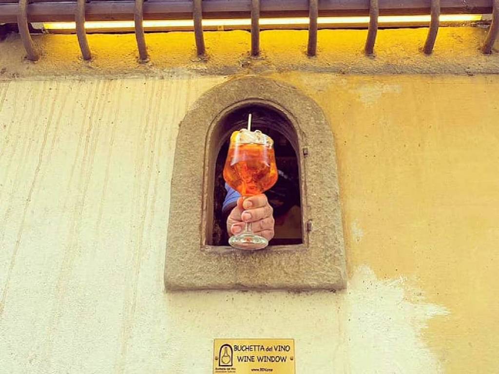 意大利復用 17 世紀「送酒窗」!靠牆壁小通道保持社交距離