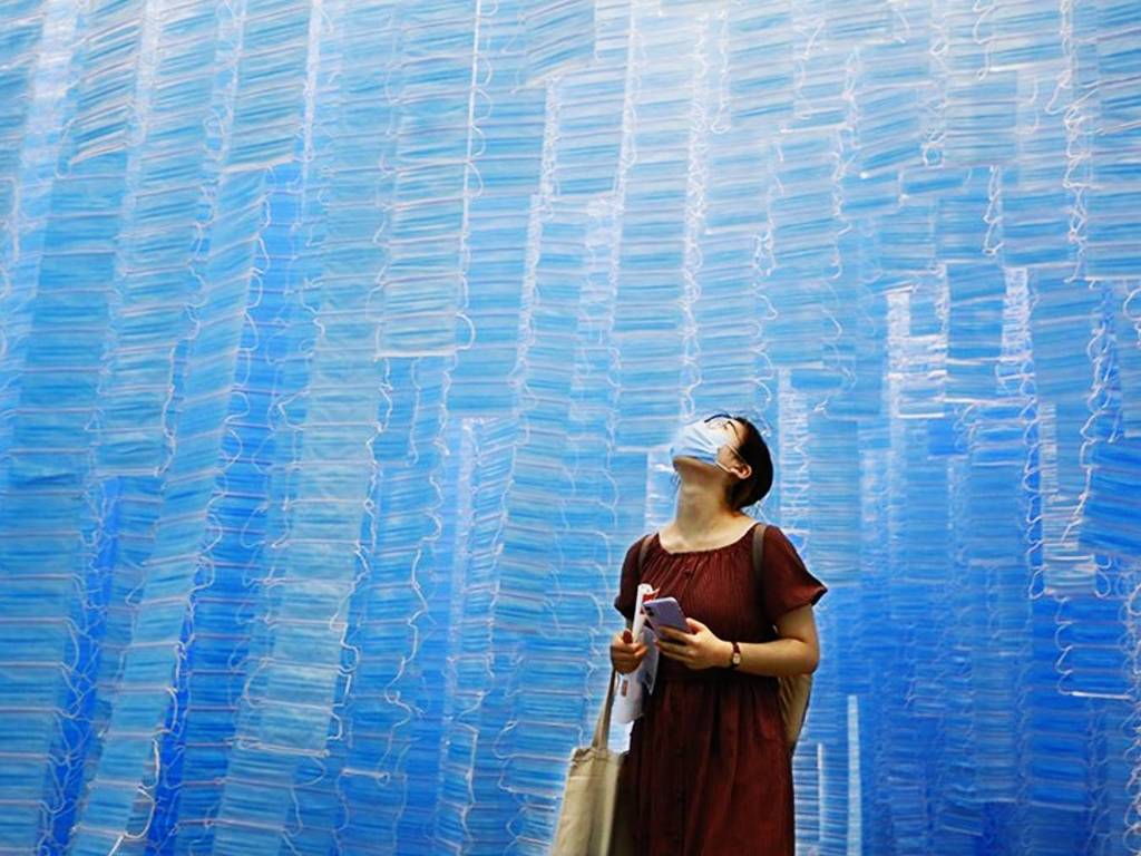 中國藝術家用 12 萬個口罩創作「口罩簾陣」！反映中國為防疫過量生產口罩