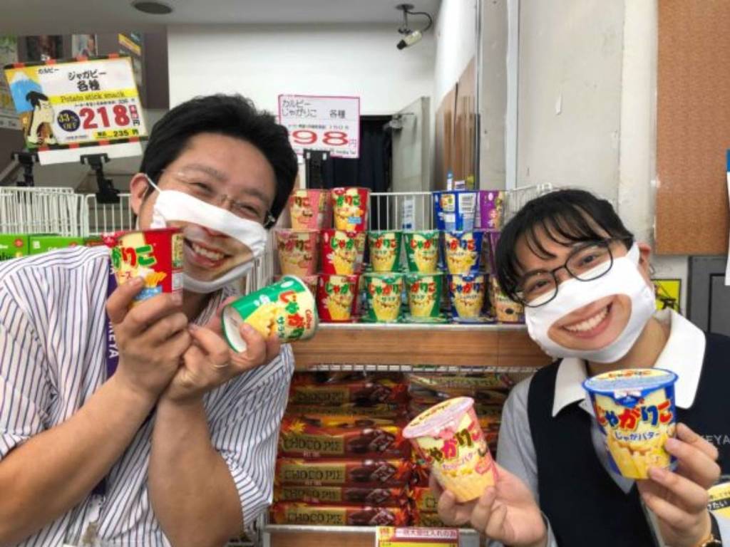 日本店員戴「笑容口罩」待客！太詭異會有反效果？